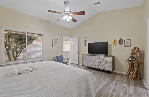 Northeast Pensacola House | Modern Escape near Airport/Hospital/Beach