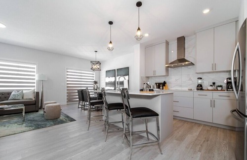 Leduc County House | Modern Executive Home-Sleeps12-KingBeds-FullHouse
