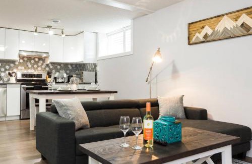 Southwest Edmonton Apartment | Modern Executive Suite I Complimentary Netflix & Parking!