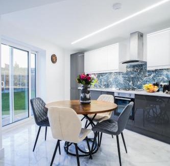 Alibon House | Modern Family 3 bedroom house,Free Parking,Garden