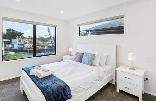 Mount Roskill House | Modern Family Central Townhouse | Wifi & Aircon
