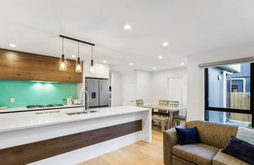 Mount Roskill House | Modern Family Central Townhouse | Wifi & Aircon