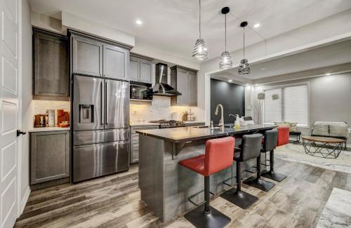 Halton Regional Municipality House | Modern Family Friendly 4BR Home Away From Home