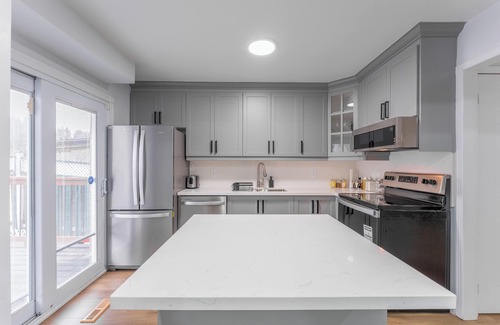 Brampton House | Modern Family Home in Brampton ~ Unwind in Comfort