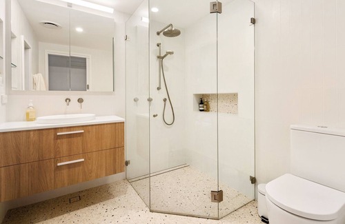 Lindfield House | Modern Family Home, Quiet and Bright Living Spaces. Minutes to Train!