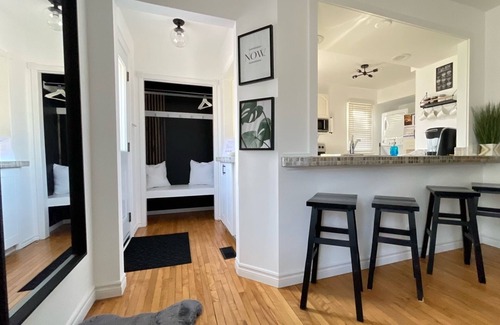 Barrie House | Modern family-sized home nearby Downtown Barrie with numerous amenities & deck.