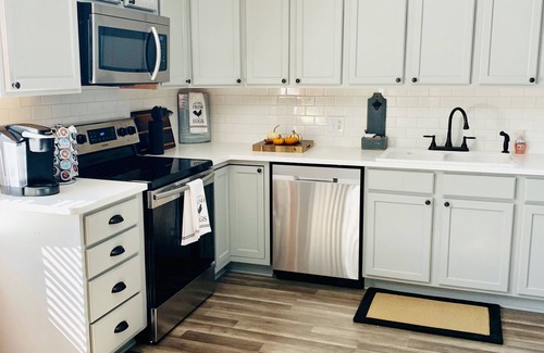 Westfield House | Modern Farm-house style within mins from Grand Park. Sleeps over 13!