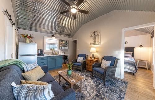 Bandera Cottage | Modern farmhouse cottage close to downtown Bandera