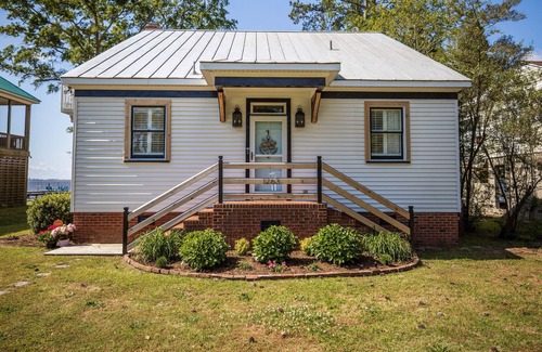 Bath House | Modern Farmhouse Cottage on water with dock