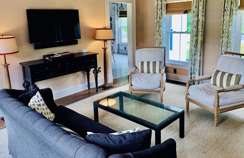 Buxton House | Modern farmhouse for 10ppl - 20 min to ocean and 1 hr to ski
