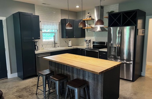Richardsville Cottage | Modern Farmhouse Cottage - Goat Farm Stay