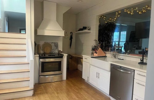 Warren House | Modern Farmhouse with Chef's Kitchen and Coffee Bar on River!