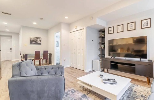 Shaw Apartment | Modern Flat 15 minutes from White House