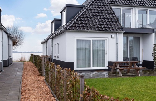 Offingawier Apartment | Modern flat at the Sneekermeer lake