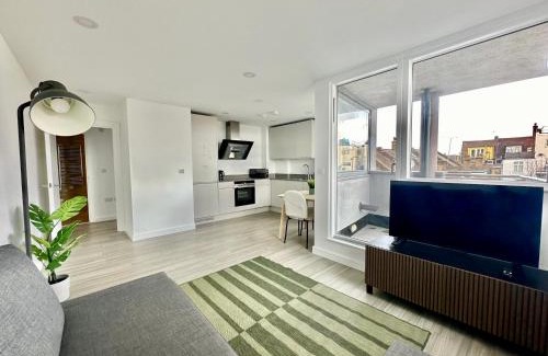 Leigh-on-Sea Apartment | Modern Flat in Leigh Broadway