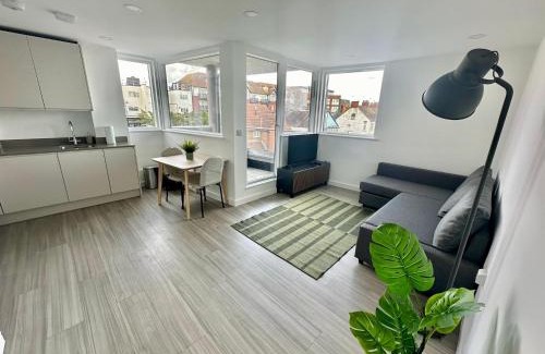 Leigh-on-Sea Apartment | Modern Flat in Leigh Broadway