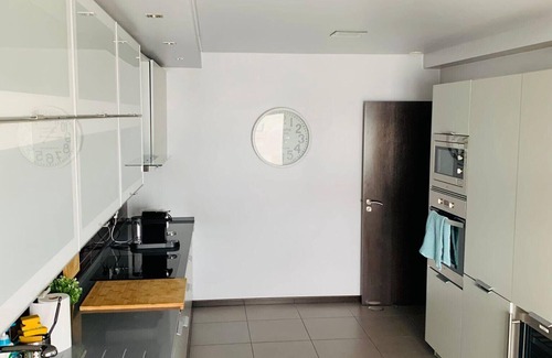Corroios Apartment | Modern Flat near Lisbon with Garage