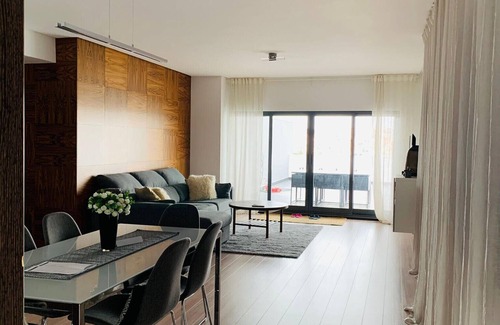 Corroios Apartment | Modern Flat near Lisbon with Garage