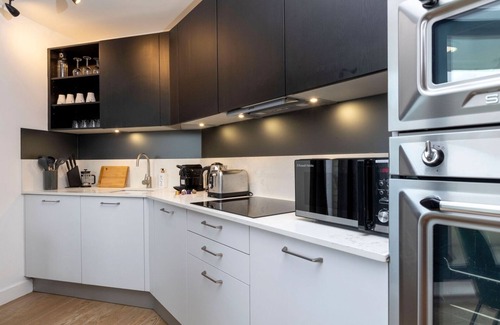 Kentish Town Apartment | Modern Flat with Private Balcony | Lift access
