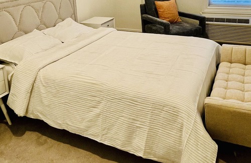 New Brunswick Apartment | Modern Fully-Furnished 1BR Apartment