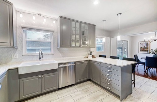 Upper Arlington House | Modern, Fully Furnished Retreat, Close to OSU Campus, Downtown and Riverside Hos
