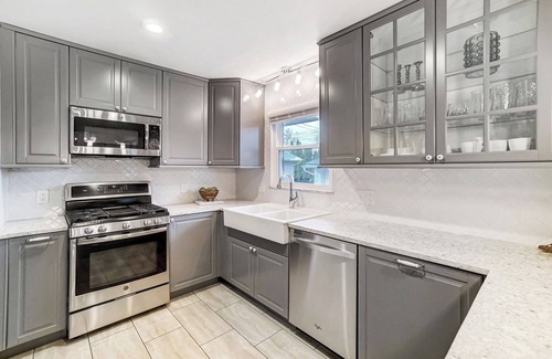 Upper Arlington House | Modern, Fully Furnished Retreat, Close to OSU Campus, Downtown and Riverside Hos