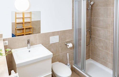 Steintor-Vorstadt Apartment | Modern furnished apartment for 8 persons directly at Rostock main station.