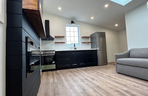 Brampton Apartment | Modern Garden Suite with Pool, Sauna and Fitness Area