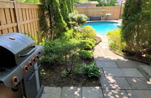 Brampton Apartment | Modern Garden Suite with Pool, Sauna and Fitness Area