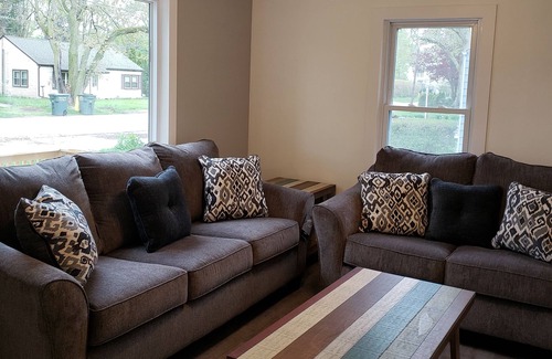 Valparaiso House | MODERN GEM, CLOSE TO DOWNTOWN VALPO AND VU, DUNES AND BEACHES