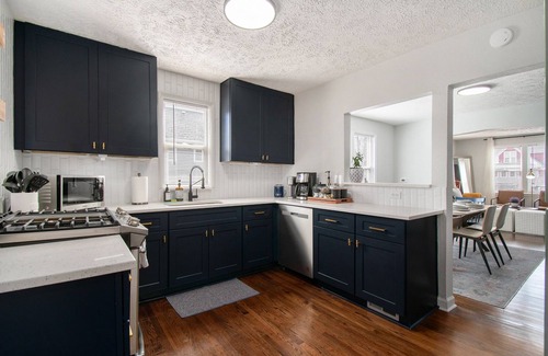 Midtown House | Modern Gem: King Bed I Arcade I FirePit I 5mins CWS I CHI Arena I Creighton
