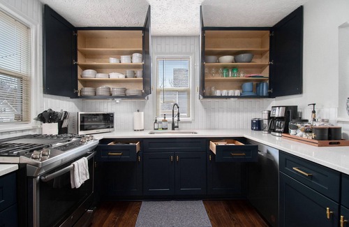 Midtown House | Modern Gem: King Bed I Arcade I FirePit I 5mins CWS I CHI Arena I Creighton