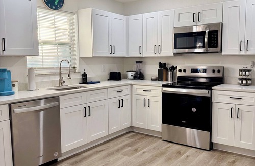 St. Petersburg - Clearwater House | Modern Getaway w/Roku TVs in Every Room Near Beach + Downtown