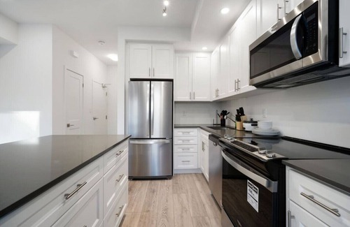 Newmarket House | Modern Getaway with Smart TVs Laundry & Workspace