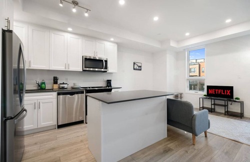 Newmarket House | Modern Getaway with Smart TVs Laundry & Workspace