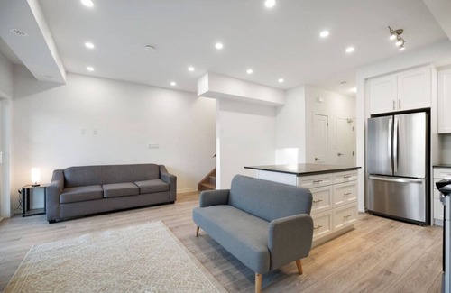 Newmarket House | Modern Getaway with Smart TVs Laundry & Workspace