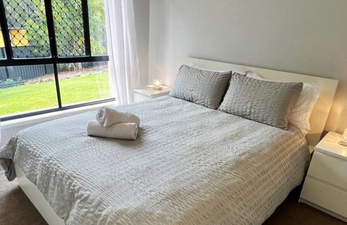 Reedy Creek House | Modern Gold Coast pad, pool 4bed sleeps 7+