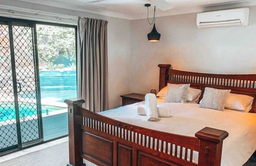 Reedy Creek House | Modern Gold Coast pad, pool 4bed sleeps 7+
