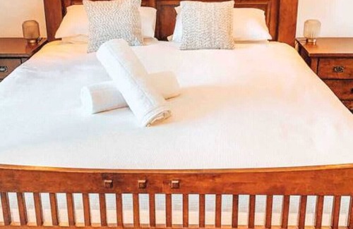 Reedy Creek House | Modern Gold Coast pad, pool 4bed sleeps 7+