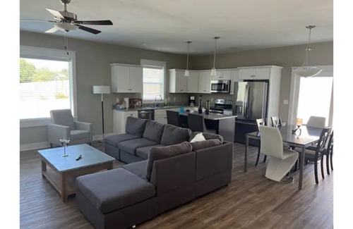 Ames House | Modern Gorgeous 6 BR 3 Bath Ranch Home West Side OR 2nd Home Option Near Stadium