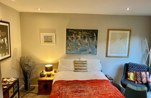 Cambridge House | Modern, Gr Floor 1 bed, bathroom, garden & private entry with Free Parking