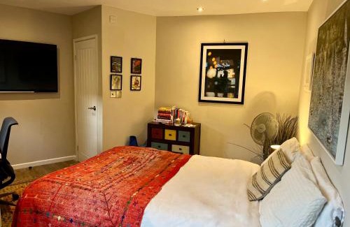Cambridge House | Modern, Gr Floor 1 bed, bathroom, garden & private entry with Free Parking