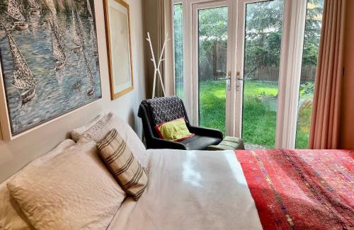 Cambridge House | Modern, Gr Floor 1 bed, bathroom, garden & private entry with Free Parking