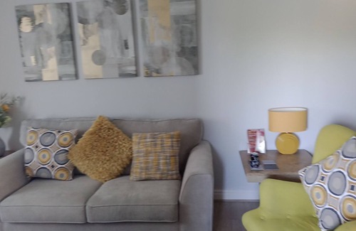 Boldon Colliery Apartment | Modern Ground Floor Flat, Surrounding Garden, 3 Mins Walk to T & W Metro Station