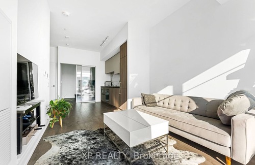 Vaughan House | Modern Ground Level Townhome with Easy Subway Access - Ideal for Extended Stays