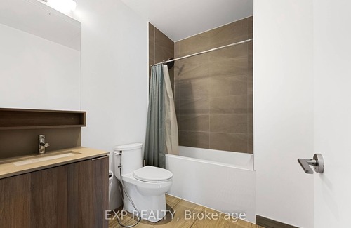 Vaughan House | Modern Ground Level Townhome with Easy Subway Access - Ideal for Extended Stays