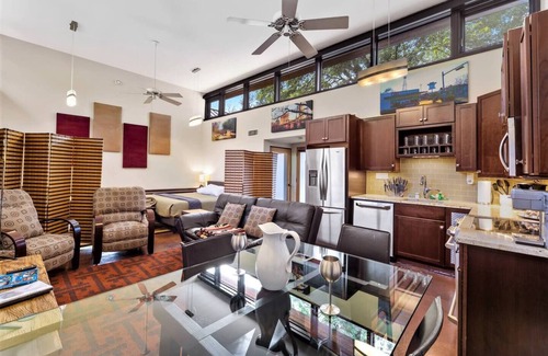 Clarksville House | Modern Guest House - EV charger. Great Location