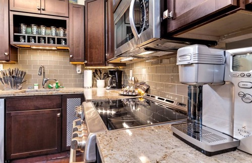 Clarksville House | Modern Guest House - EV charger. Great Location