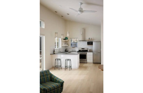 Middletown Apartment | Modern Guest House in the Vineyard
