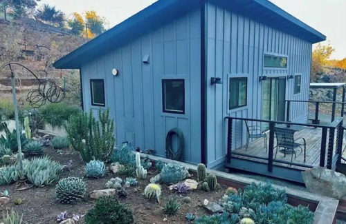 Middletown Apartment | Modern Guest House in the Vineyard